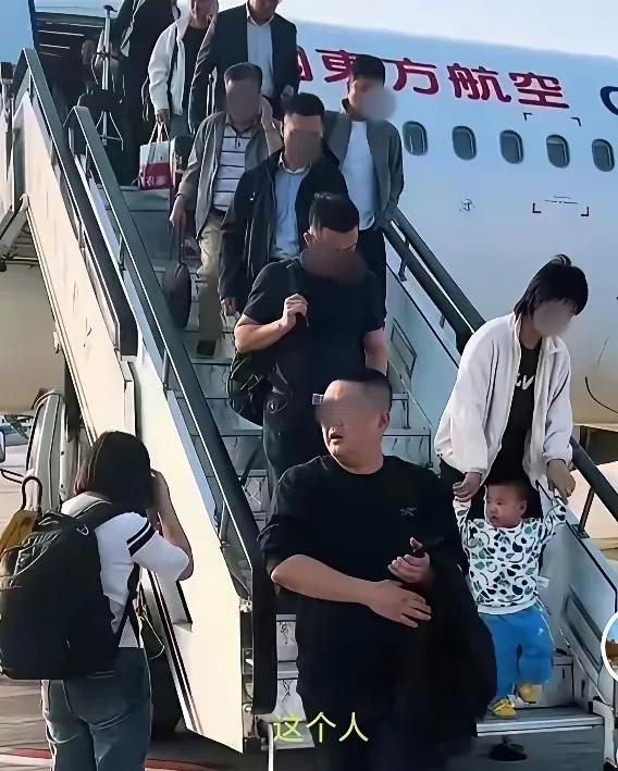 为难空姐的欧某庐山真面目被曝光了膀大腰圆，长的比较富贵样貌看起来和善但他做
