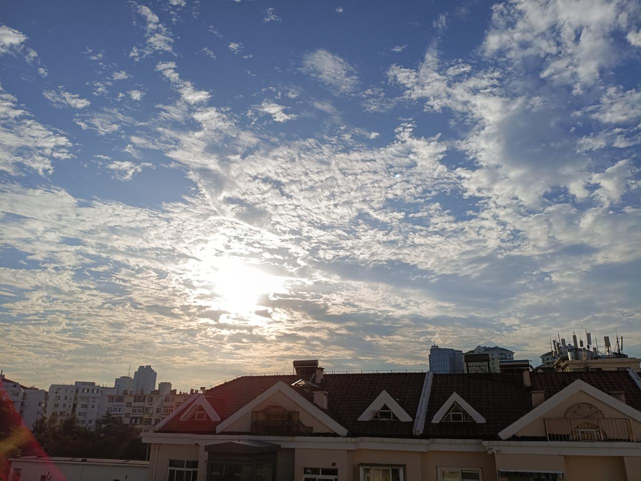 明天就是国庆假期了，你喜欢去旅游景点看人头吗？反正我不喜欢，再好的景致也被人