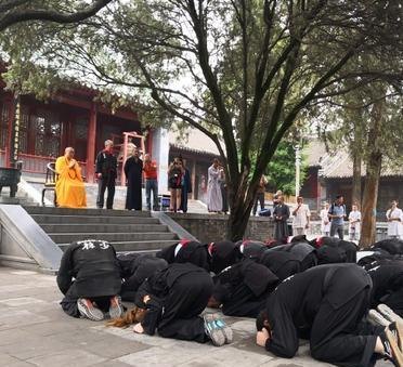 这是美国少林武艺中心的弟子们向当时的少林寺方丈释永信跪拜。这些美国少林武艺中心的