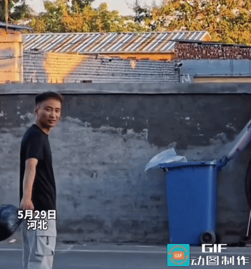 神级三分！扔垃圾精准空投进驾驶室河北街头一名男子拎着垃圾袋，对着路边垃圾桶