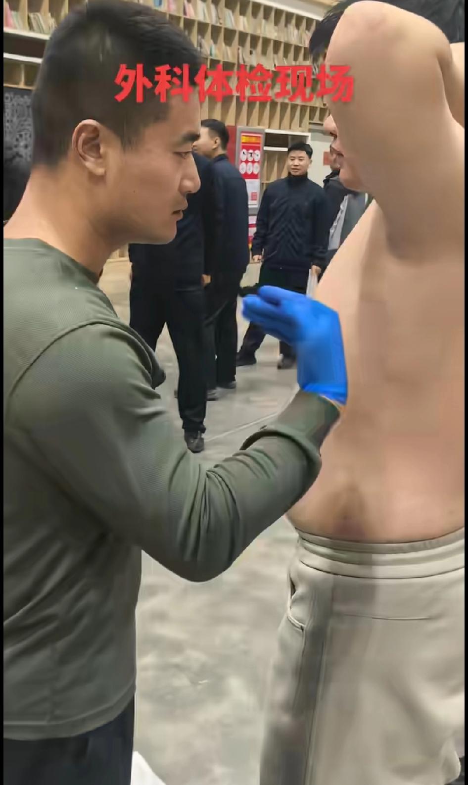 参军报国外科体检现场，有狐臭的淘汰，体检的人闻一天鼻子都要闻失灵了宿舍、舱室等