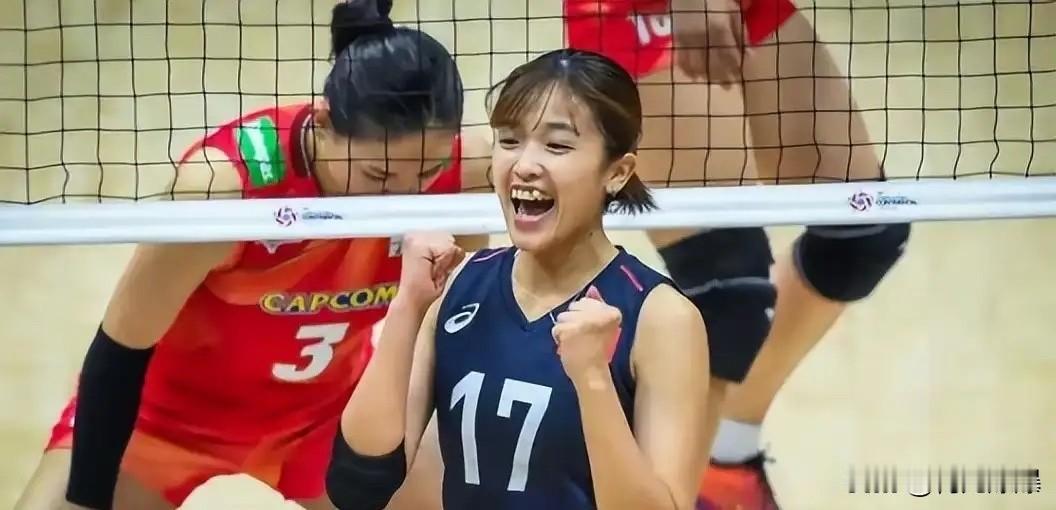 香港女排亚锦赛这波操作，确实给大伙儿整不会了。国歌声起，全队大半队员在那儿