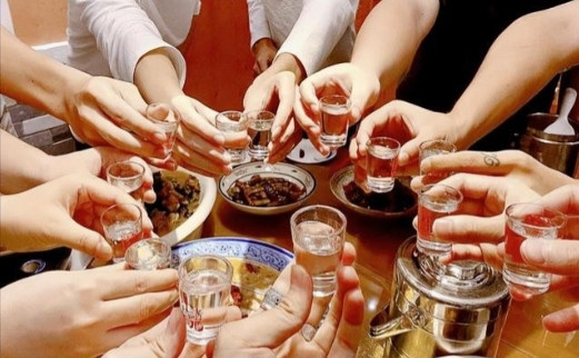 江苏盐城，男子在部门聚餐时，喝了点酒。酒后乘坐同事的车回宿舍时，想起来忘了打卡，
