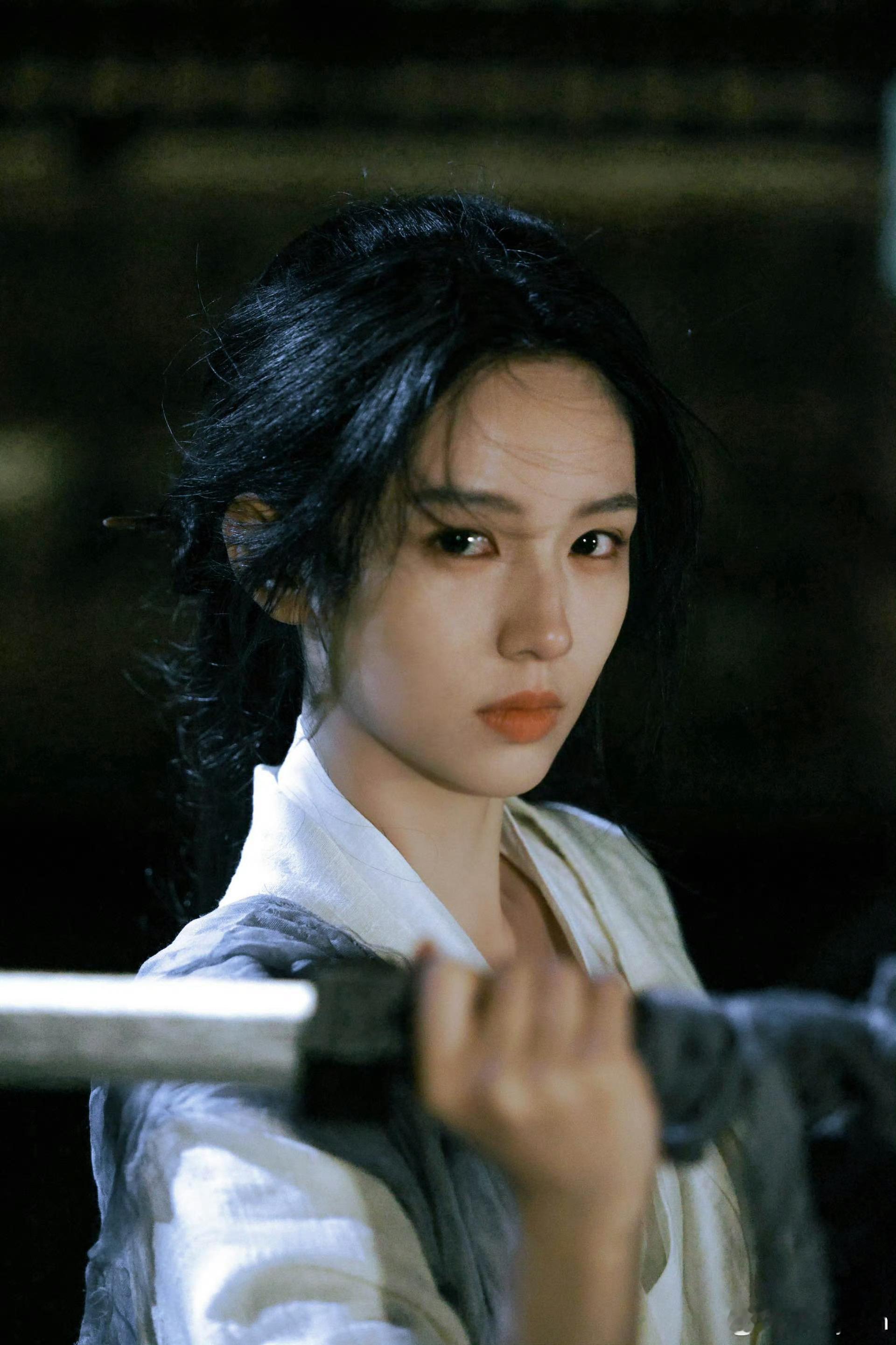 周也就是越素淡的妆容越能体现她脸蛋的好看，所以《锦月如歌》里确实漂亮，尽管说是女