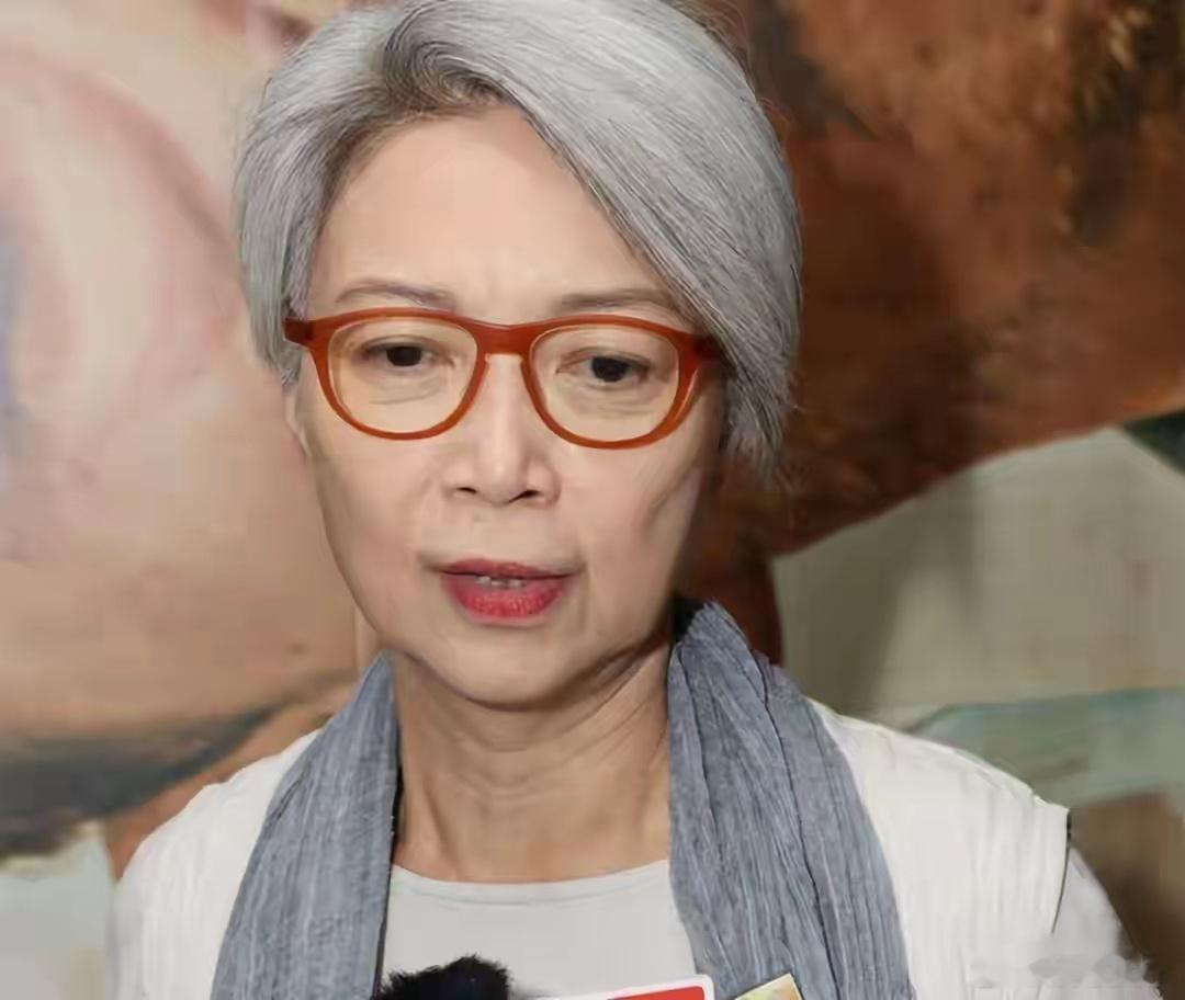 看到陈敏儿离世前的照片最让我奇怪的不是她脸上深深的皱纹，而是她才65岁就已经