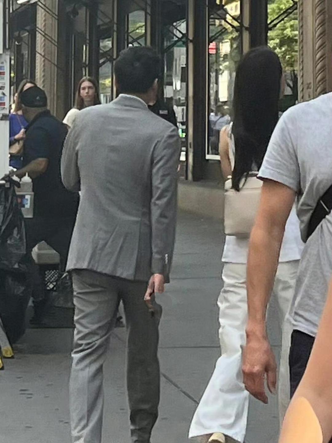 霍启山、娜然现身美国街头，二人一同前往球馆观看世界杯足球赛决赛。霍启山一身灰色西