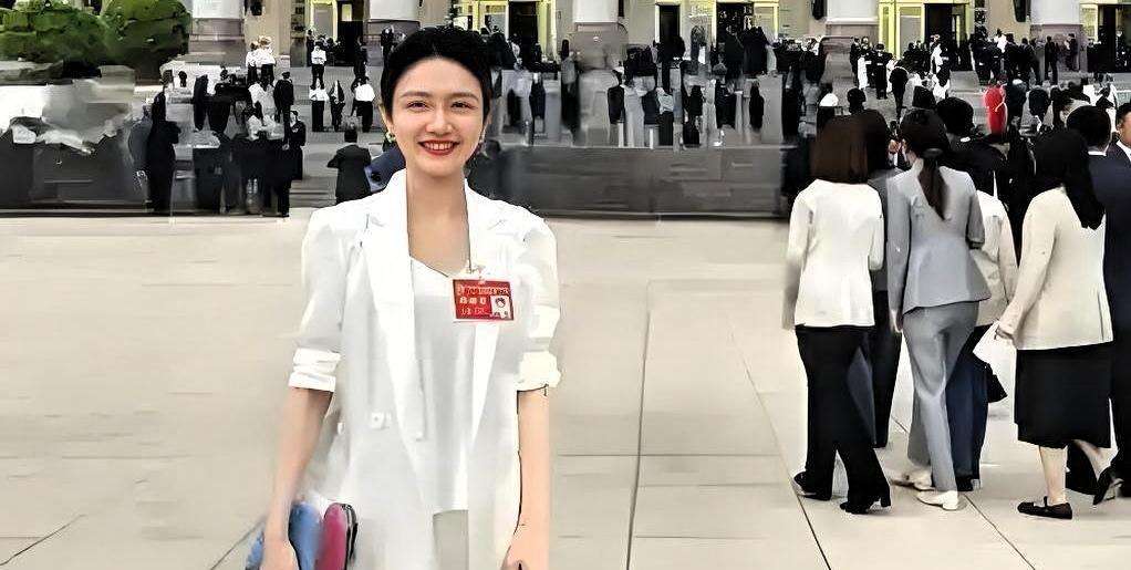 这主持人也太让人佩服了吧！颜值能打，业务能力还一路飙升，如今成了青联委员，往那