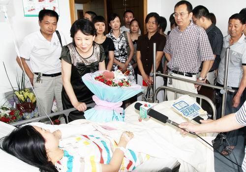 不能忘记, 2017年最让人感动的宝妈, 用一双手臂换回陌生孩子生命