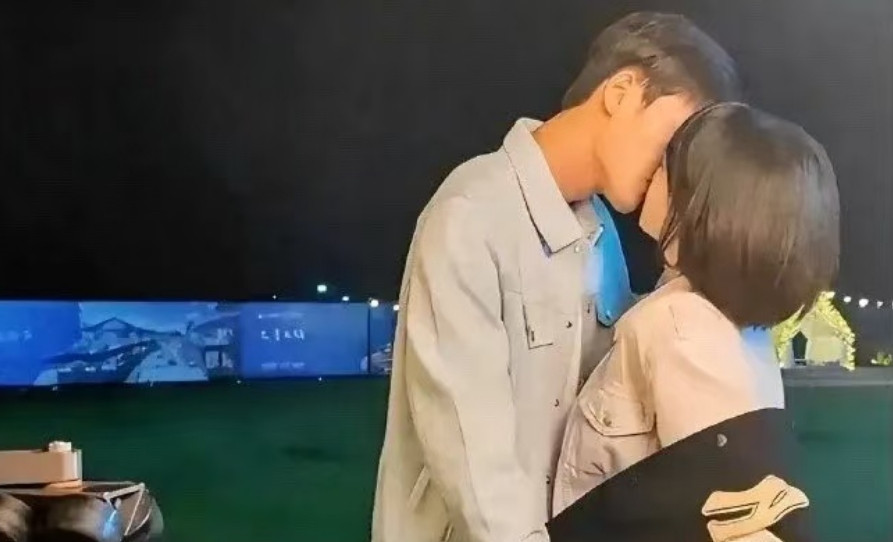 终于知道拍戏为什么不拍下半身了，太尴尬了