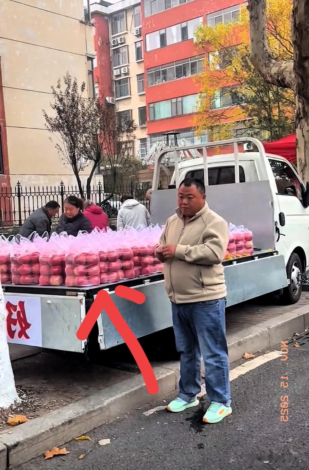 淄博苹果哥火出圈！苹果摆得比列队还整齐，细节绝了！刷到淄博苹果哥的新闻，赶