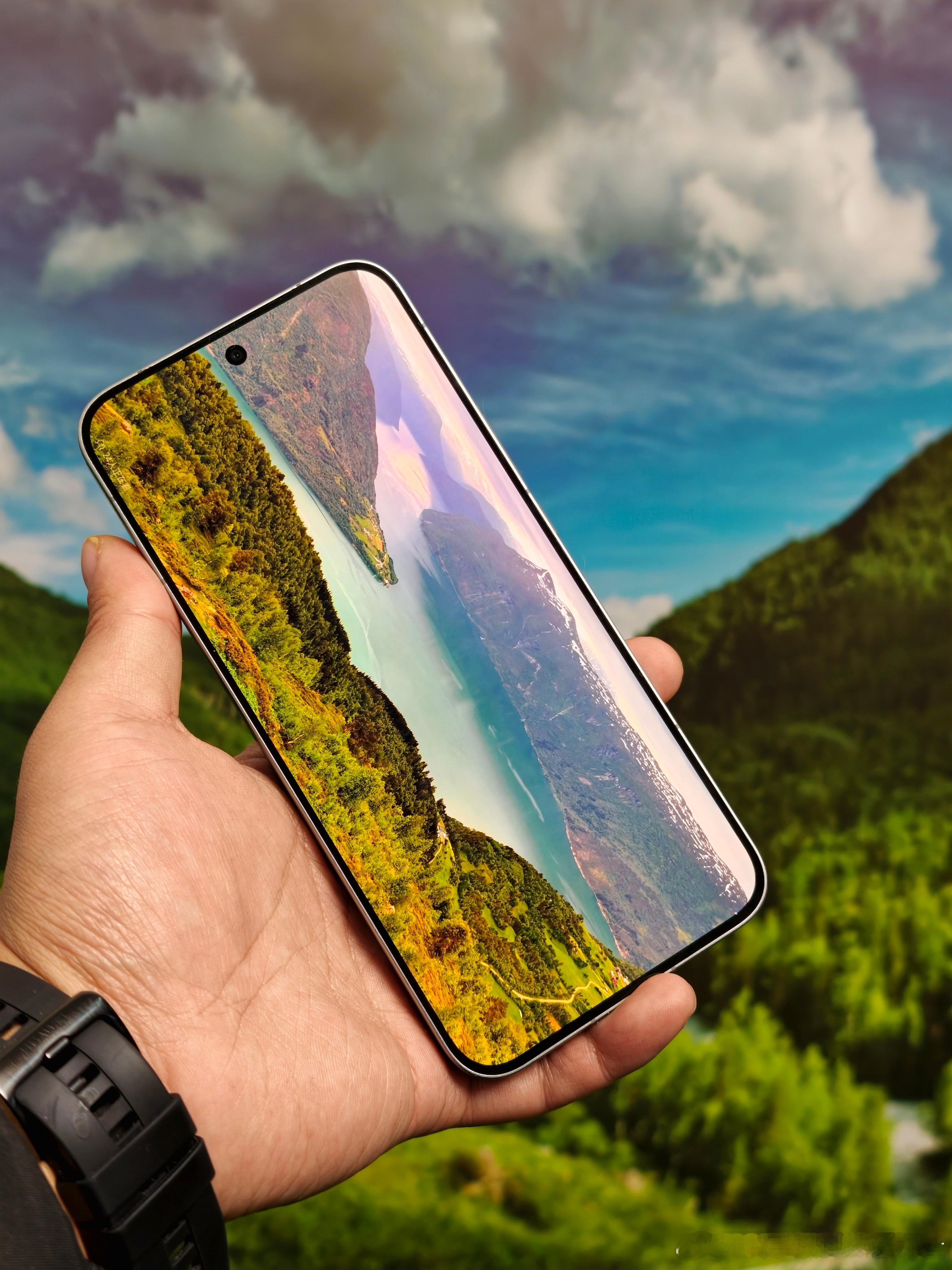 送分题！我手中的这一台手机是哪个品牌的哪一款型号？提示：2K三星屏幕。