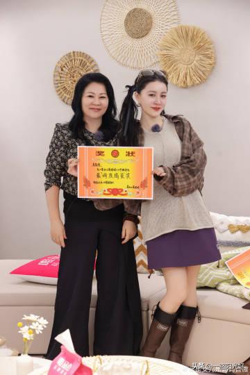 有个不成熟的妈妈应该很辛苦吧？李嘉格和妈妈薄永霞之间还埋着雷，随时都可能引爆。薄