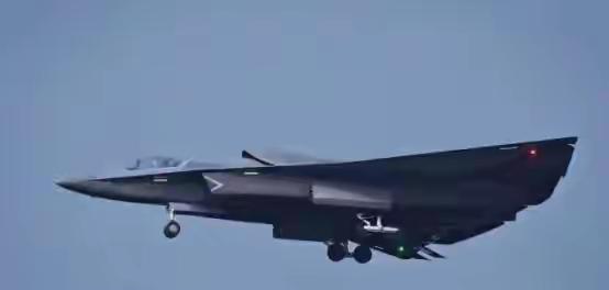 很多人不解：我们为什么要把歼-36造得越来越重，最大起飞重量甚至突破50吨？答