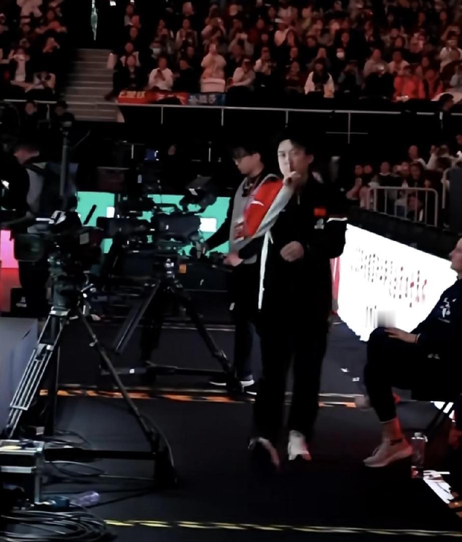 王楚钦比手势停住粉丝呐喊，正确举动获得赞扬！成都混合团体世界杯中国队战胜德国队