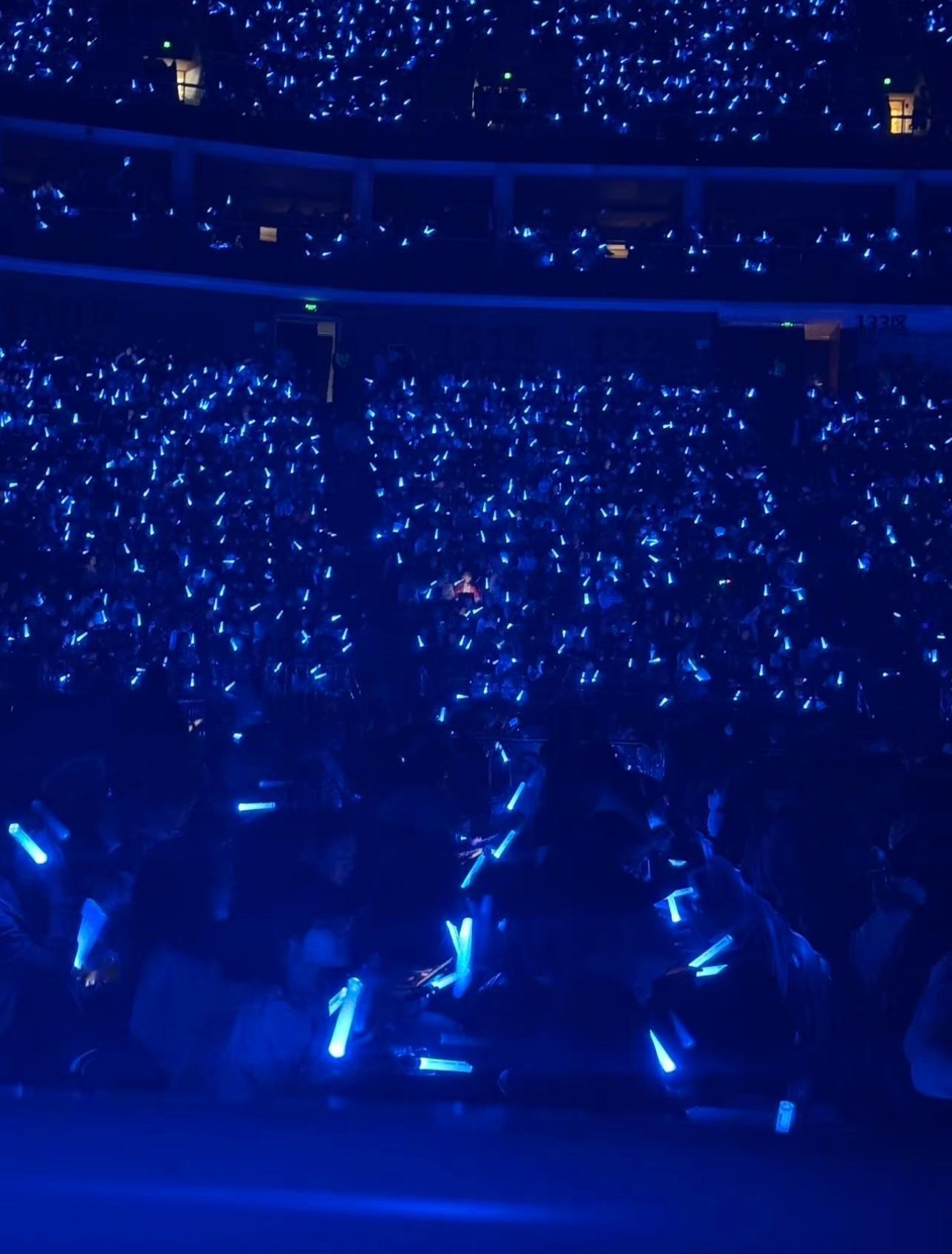 兄弟命有点苦呀来看演唱会了还在工作……