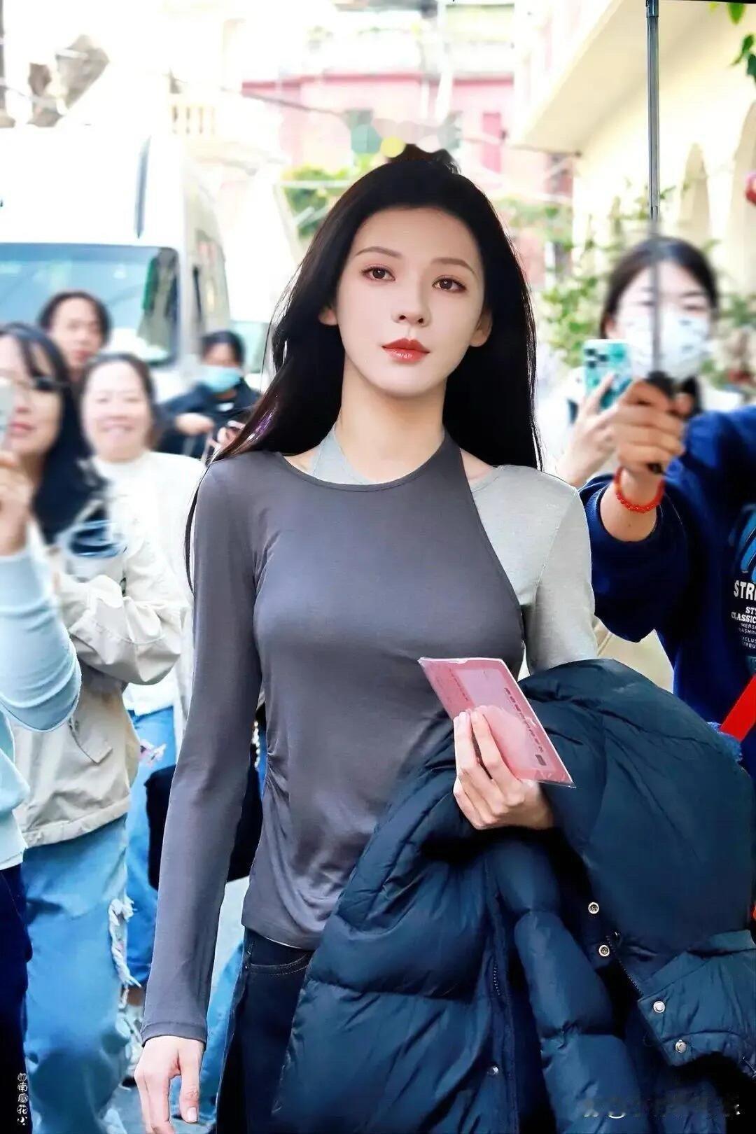 张予曦穿紧身薄丝衫，曲线太勾人！