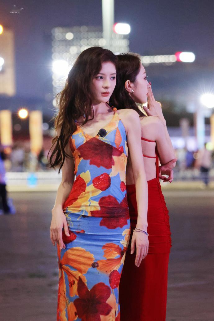近日张予曦在出席时尚活动的时候搭配的很漂亮，像个迷人的少女。她这回穿了一件印