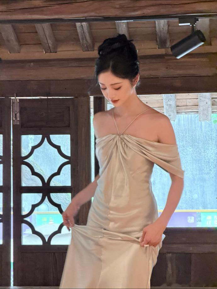 周洁琼东方美学这一块周洁琼身上的东方韵味裸感清透淡妆弱化锋芒，保留原生五官优势