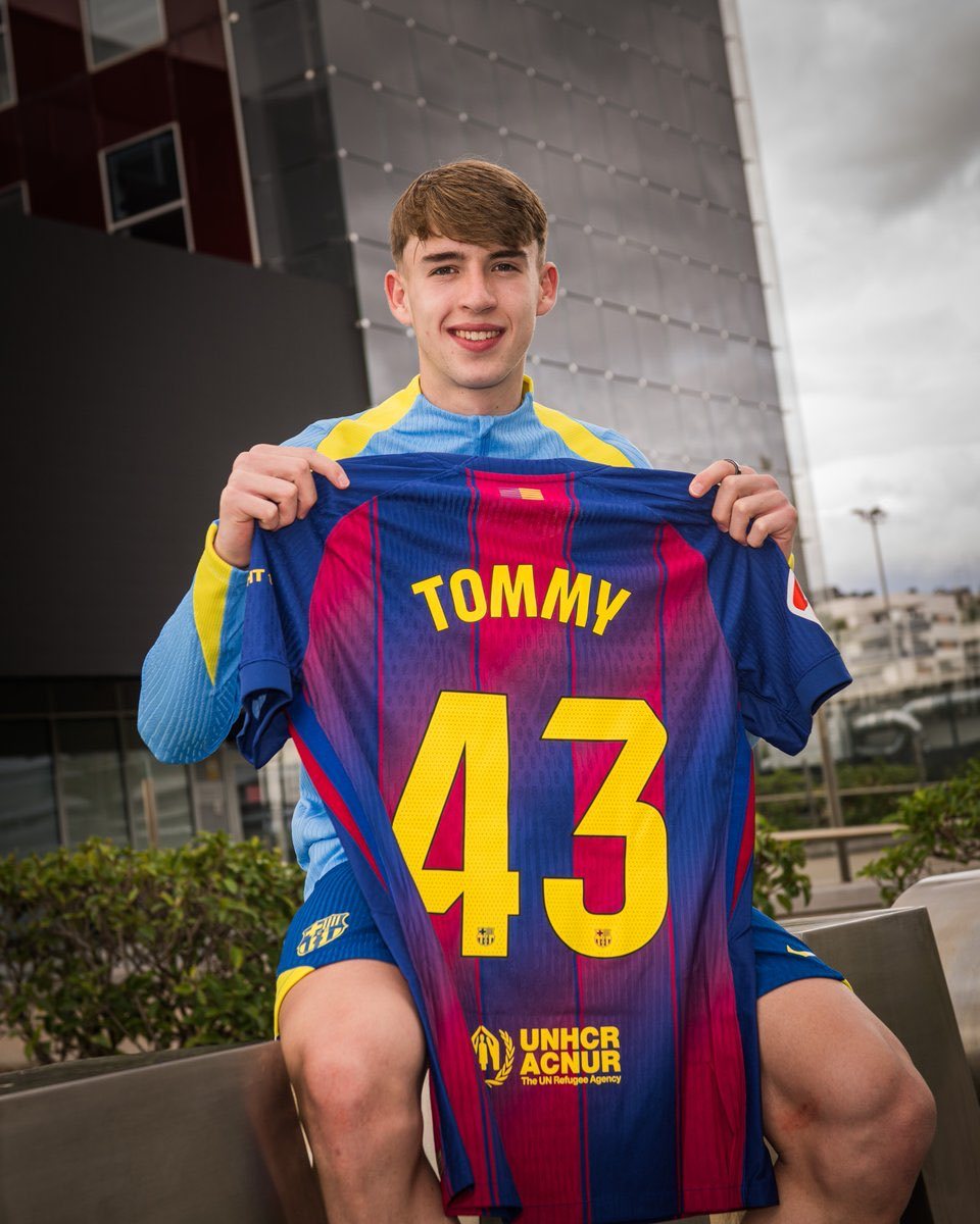 托马斯-马克斯在拉玛西亚拍摄一线队首秀纪念照片❤️❤️❤️❤️巴萨至死不渝红蓝魂