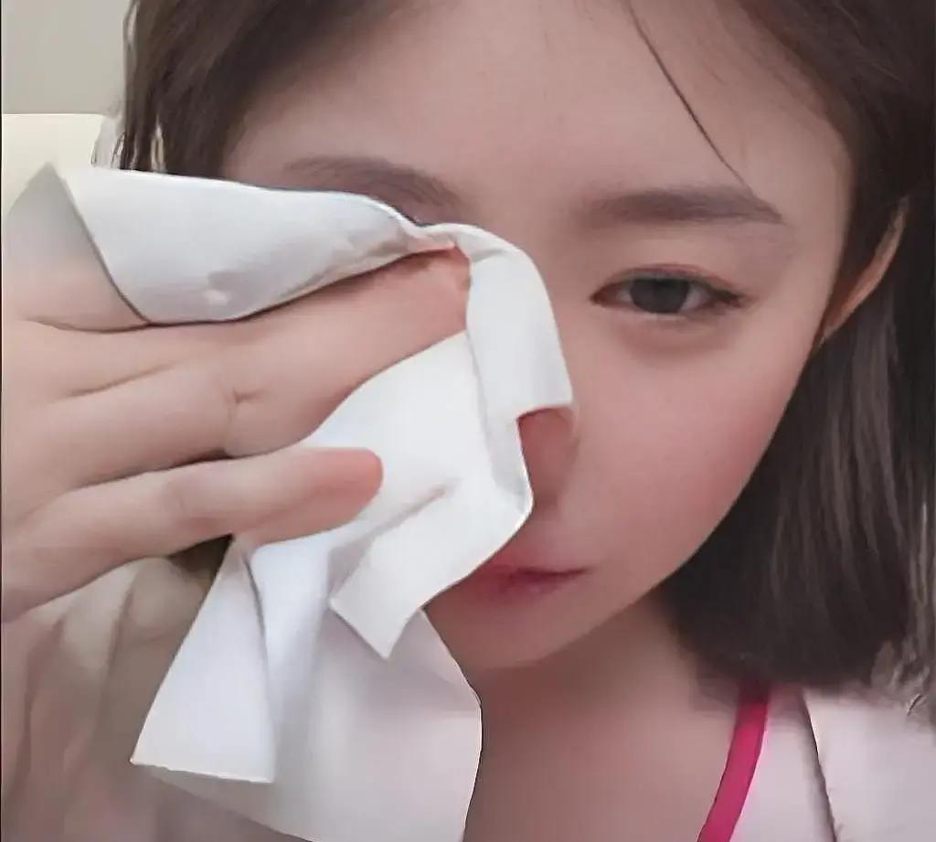 她没拿到豪门剧本，却拿稳了抚养费以外的所有东西。黄一鸣撕掉了外界贴的“金丝雀