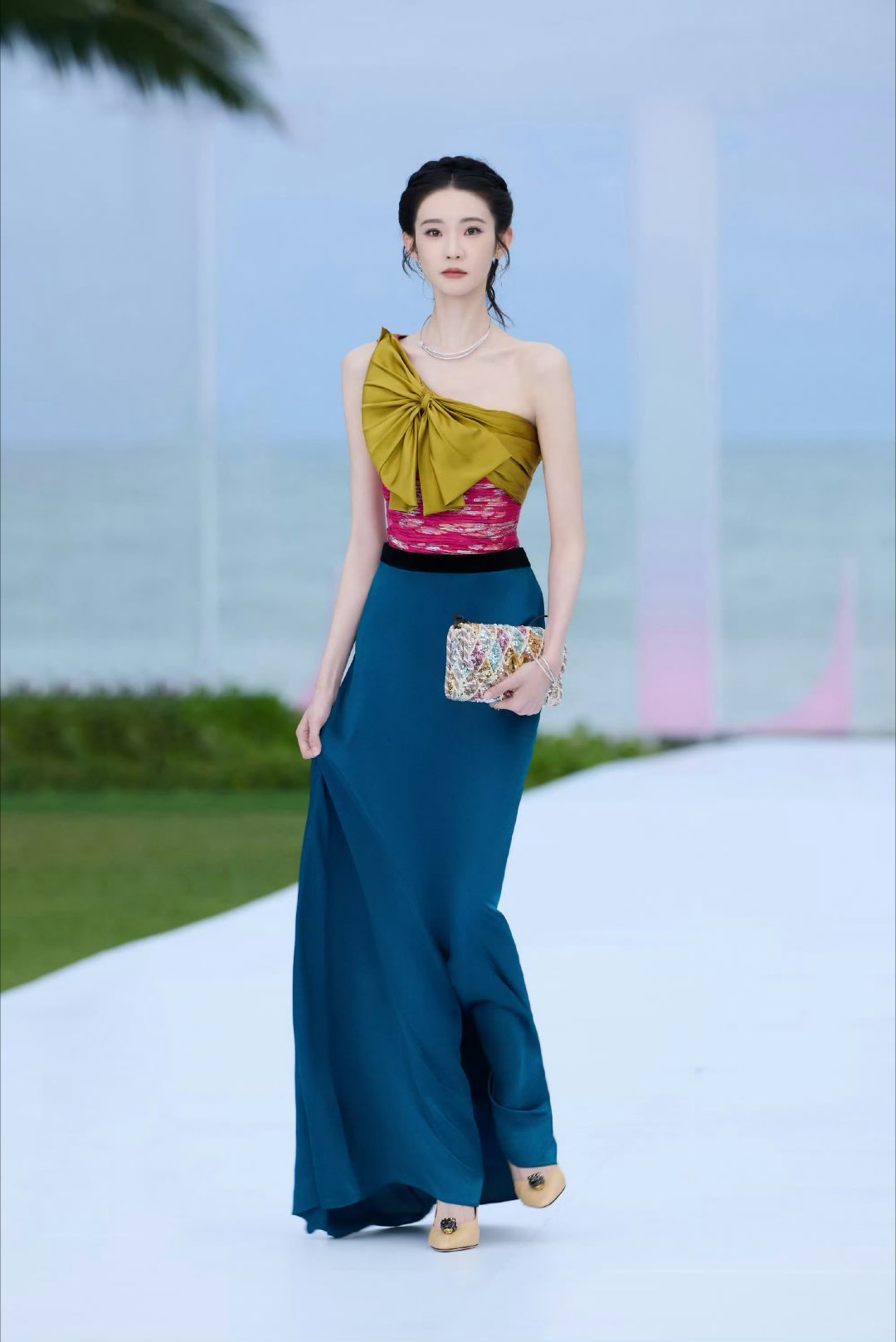 张艺凡镜头下得多瘦好长好瘦一条😯​​​