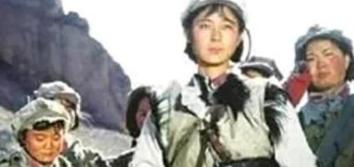 1937年，马家军押解一队西路军女俘虏去青海，途中休息时，一匪兵警惕地朝周围看了