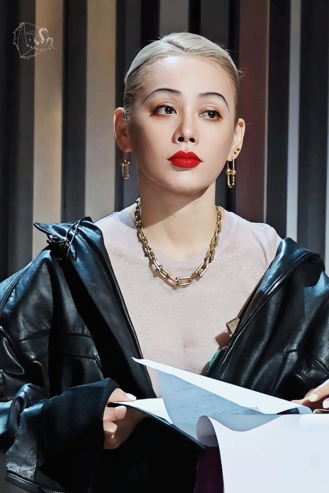 宁静在直播说：“湖南卫视首当其冲的保护艺人，他们知道很多艺人很多的致命要害，但人