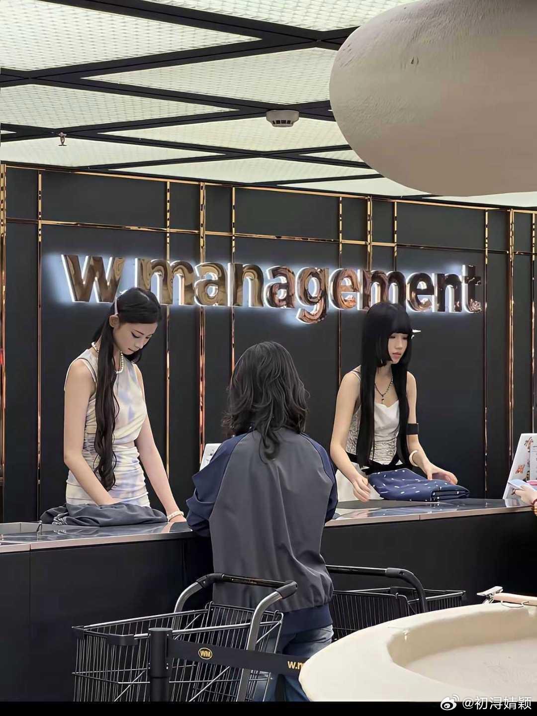 前台收银员都卷成这样了吗？这么高的颜值。​​​