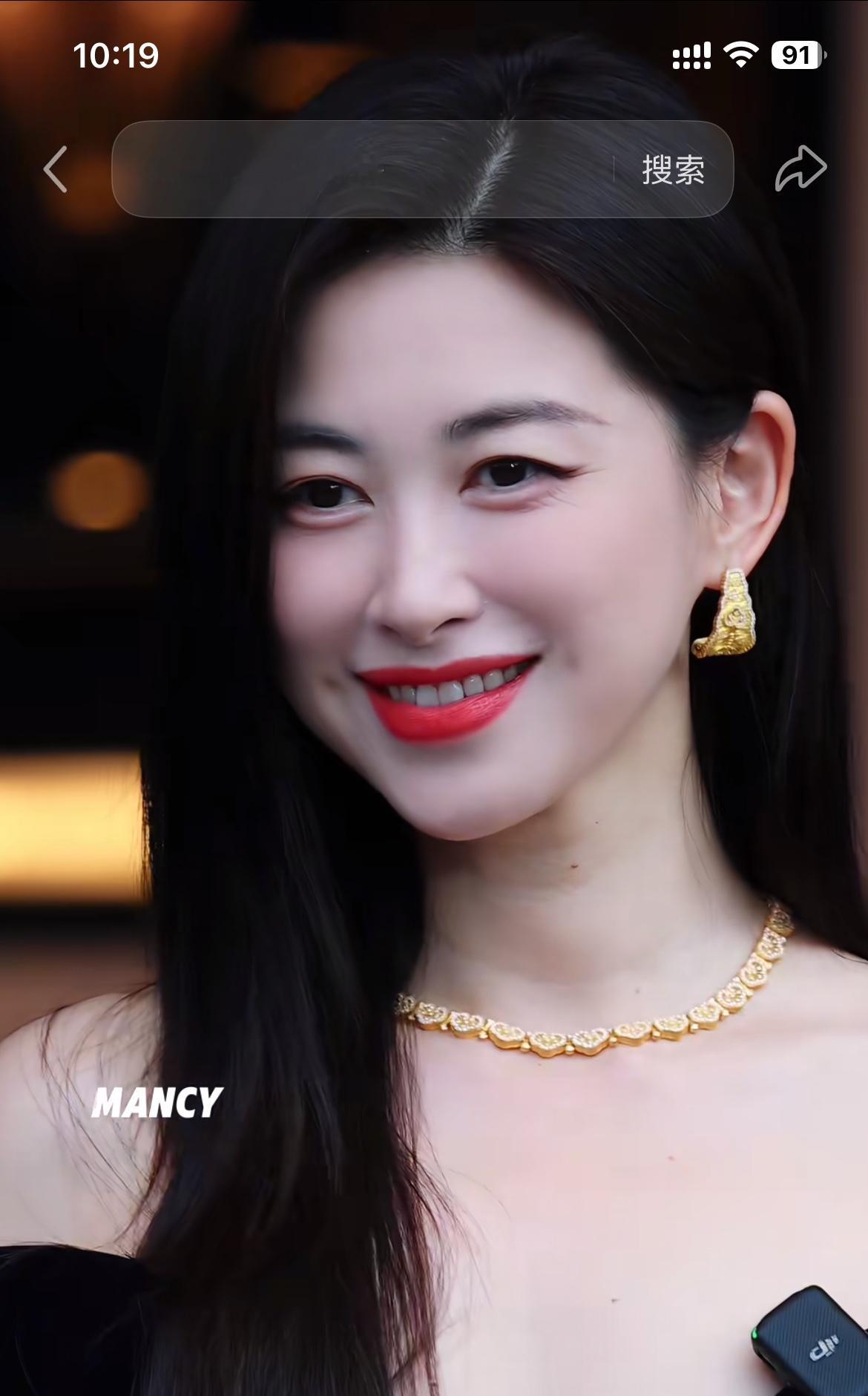 42岁朱珠生图刷屏：她笑起来有皱纹，可为什么那么好看？今天被朱珠一组生图刷屏。路人原相机，没有滤镜，