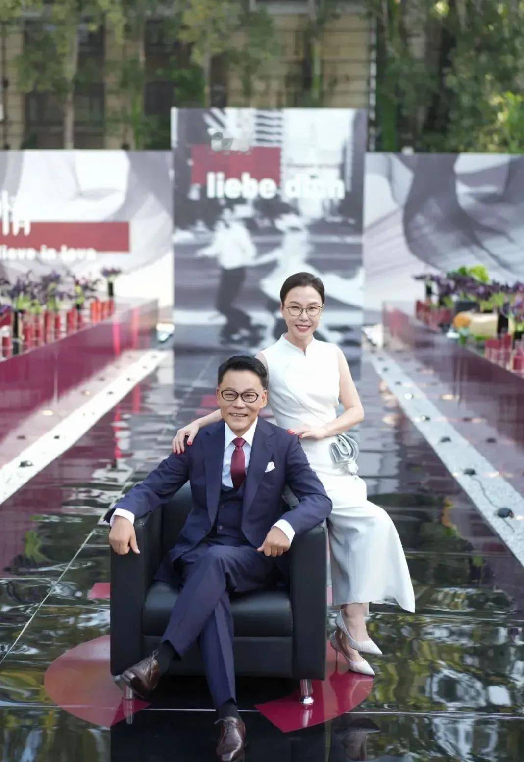 李国庆的二婚新娘挺有气质，长相上不算漂亮，但也比前妻俞渝可强很多了。男人里李国庆