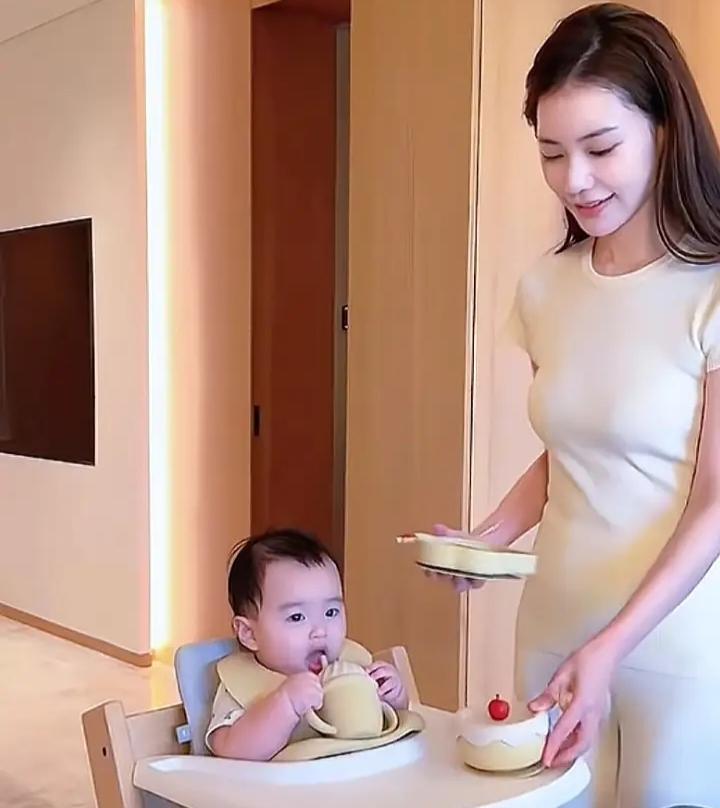 马筱梅晒六个月儿子日常，自己捧奶瓶乖巧惹人爱，白白胖胖太可爱马筱梅前阵子发了段
