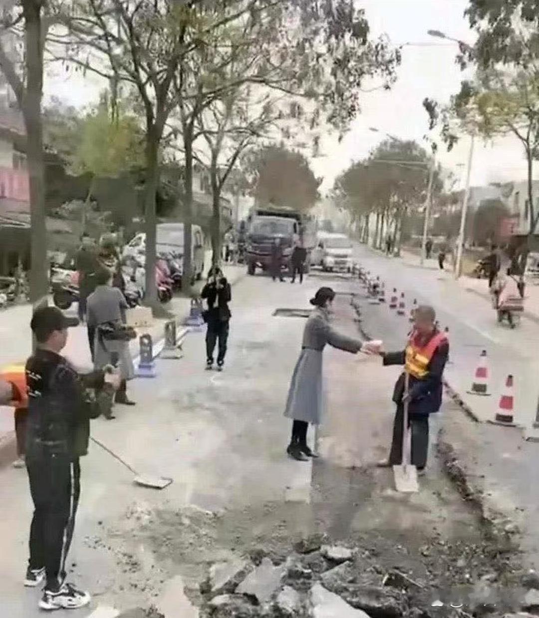 被第一张图感动，被第二张图恶心到了