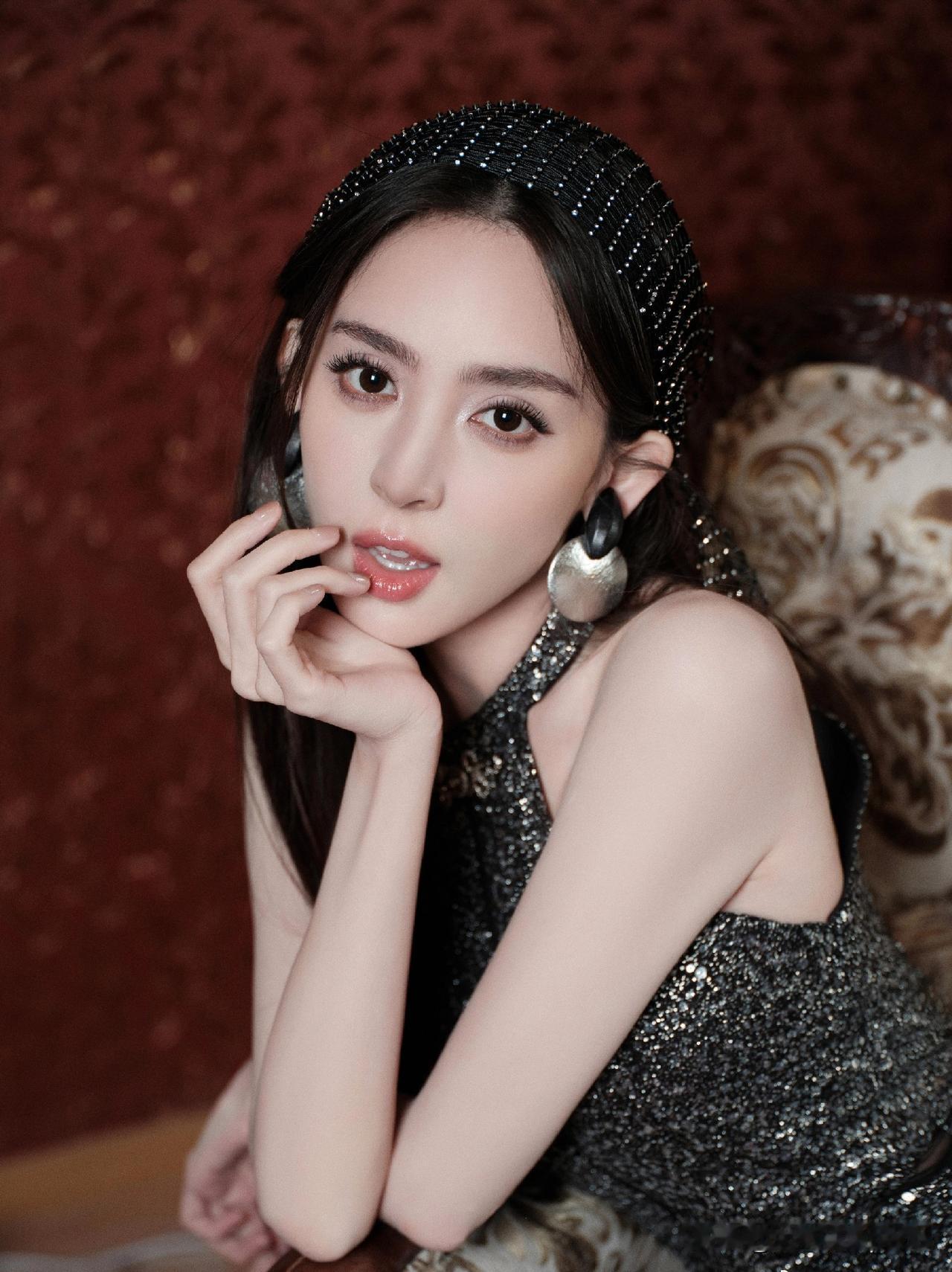 娜扎鲨疯啦啦鲨疯啦！娜扎这身是真人鱼上岸吧？挂脖设计把肩颈线锁得死死的，高开