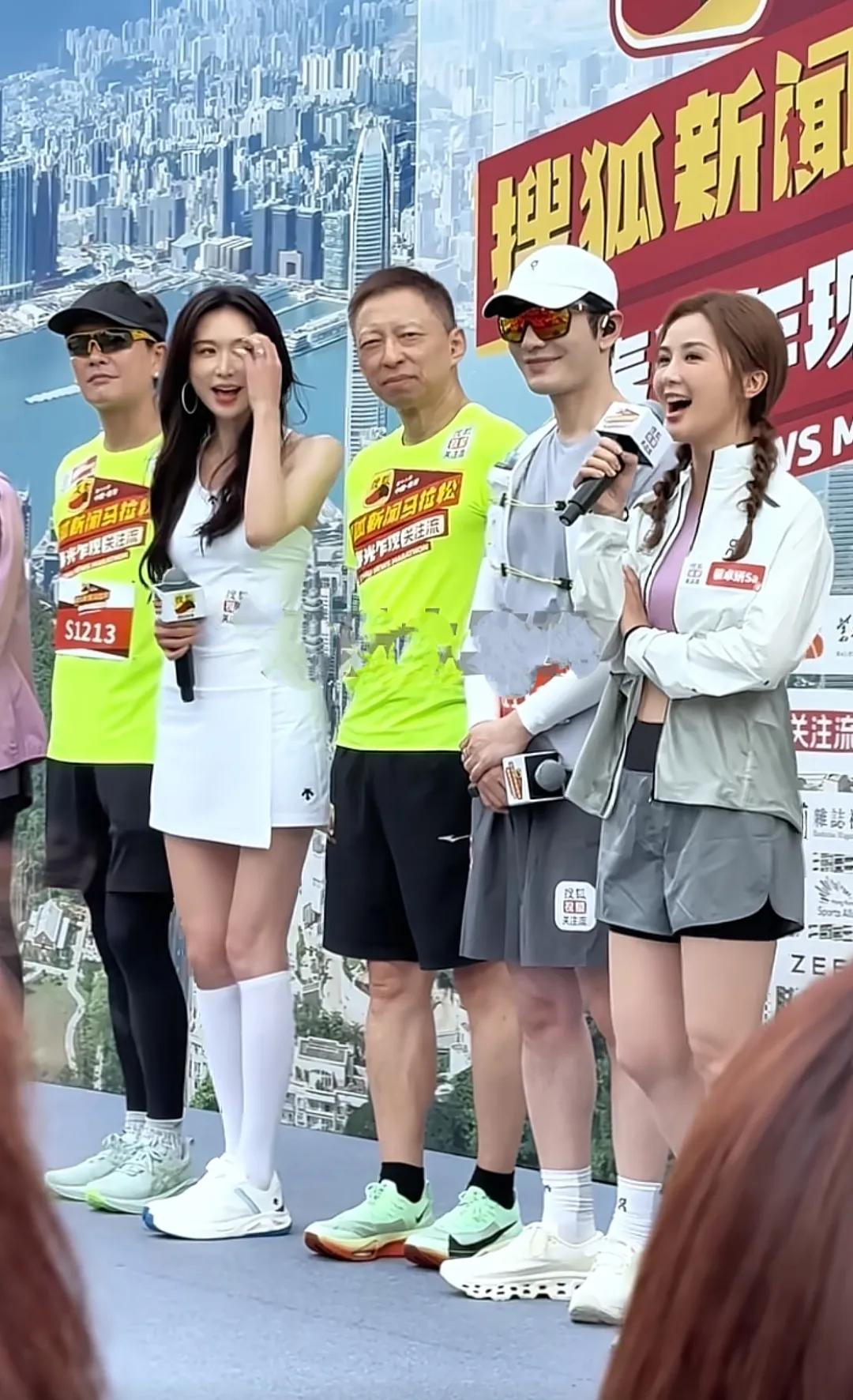 林志玲的状态回来了！这张合影中她还是那么漂亮身材一如既往纤瘦那个含胸