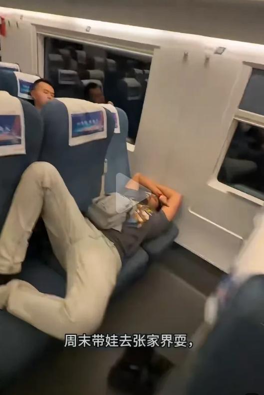 一辆开往张家界的动车上，一位大哥发现整个车厢居然都是印度人。而这些印度人都脱了鞋