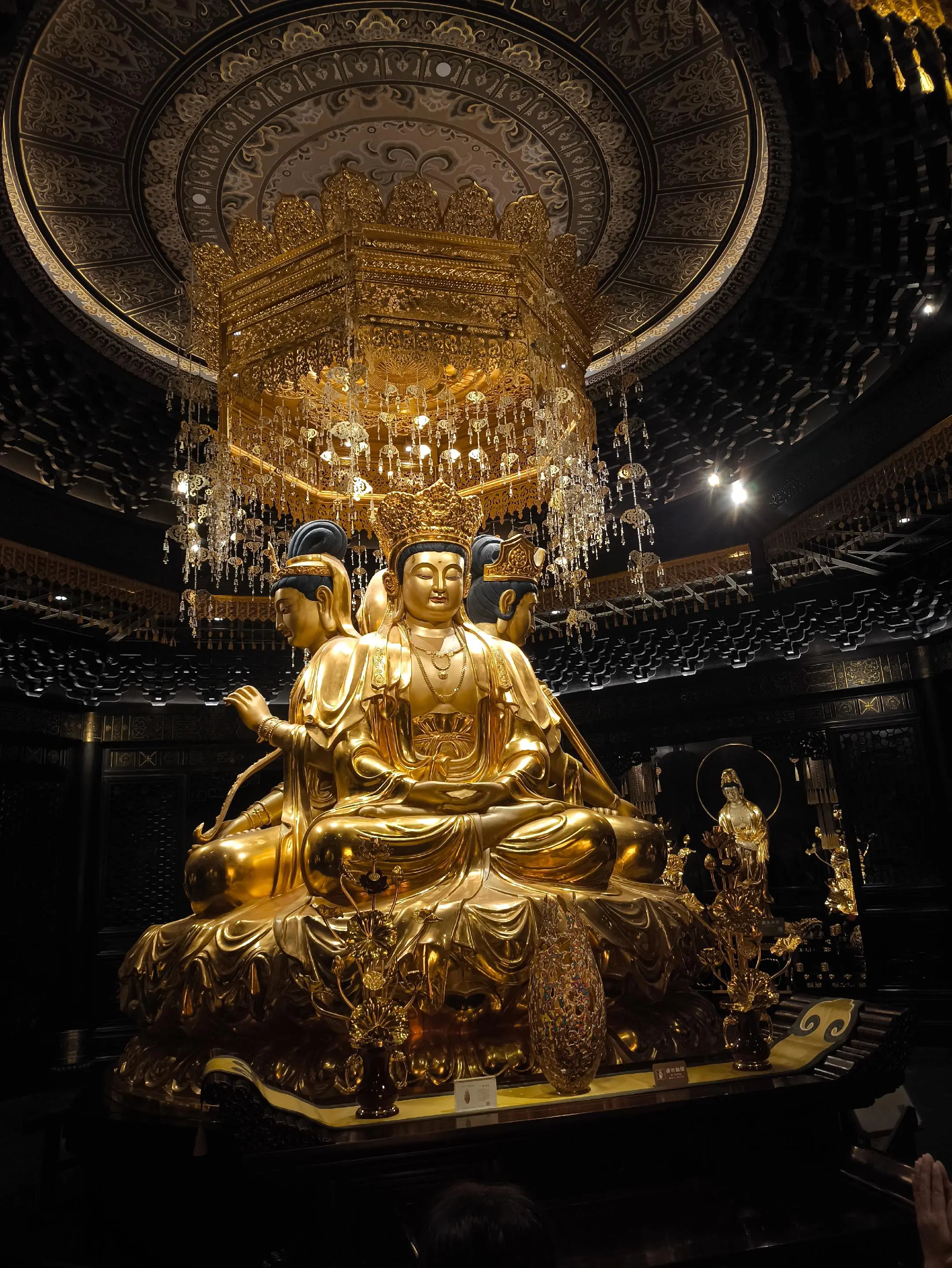 - 唵：净化愚痴，代表佛部心  - 嘛：净化嫉妒，代表慈悲  - 呢...