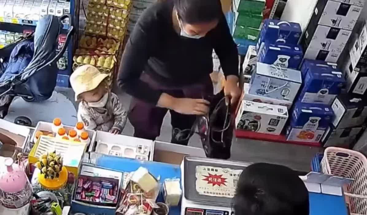 青海西宁，一女子推着婴儿到某超市购物，可就在她准备买单离开时，却被店家拦住了去路