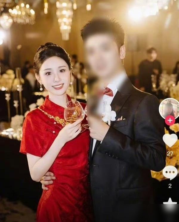 王晓慧刚在横店开机央视谍战剧，转头就被曝去年已办婚礼、孩子都一岁多了。照片传得有模有样，婚宴抓周全都