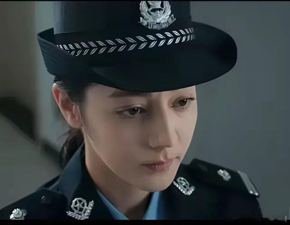 中央八套刚放完《扫毒风暴》，接着便上映这打拐的《利剑·玖瑰》，我感觉这似乎有点失