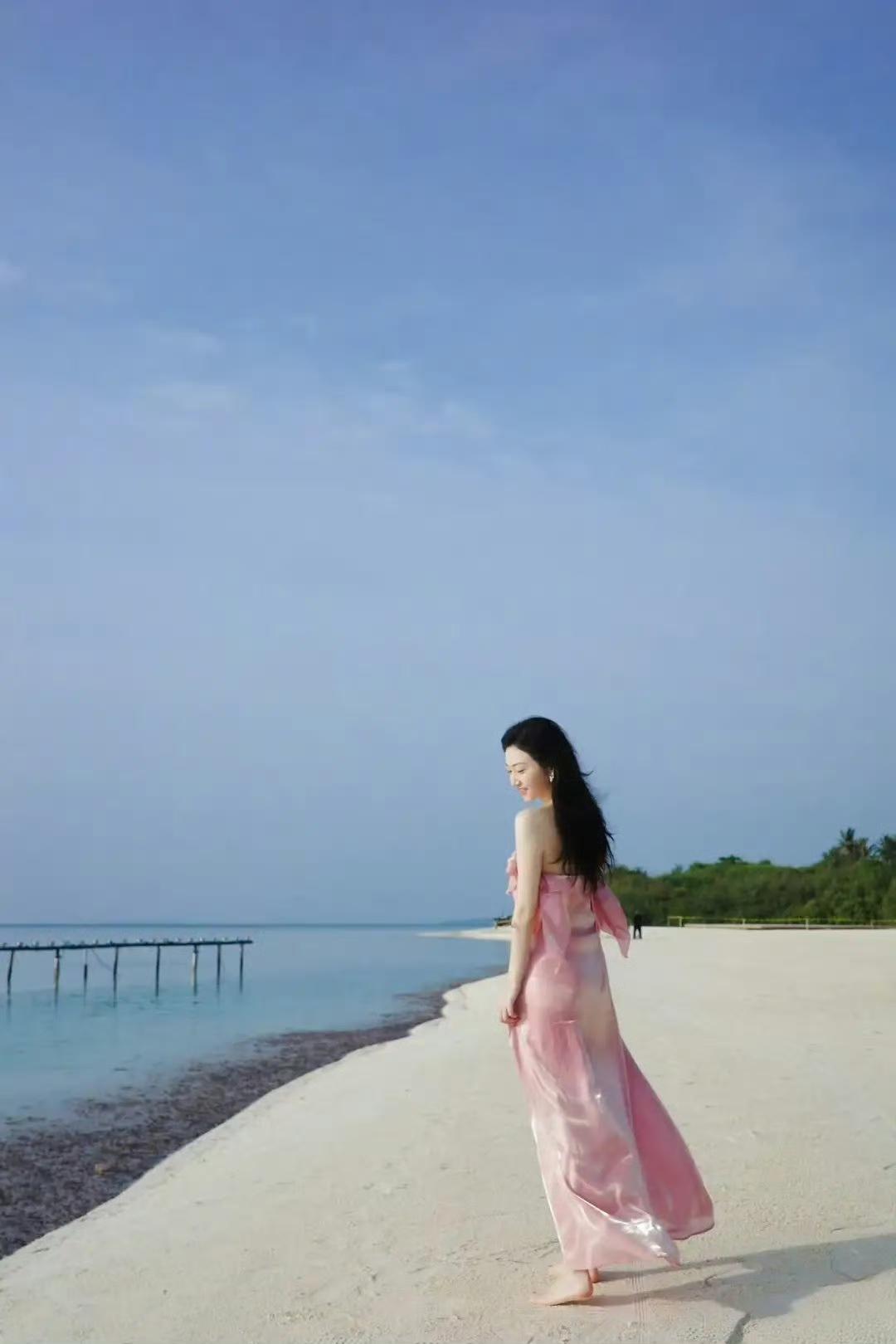 致景甜：海风与粉裙，是你写给岁月的温柔诗亲爱的景甜：展信安。偶