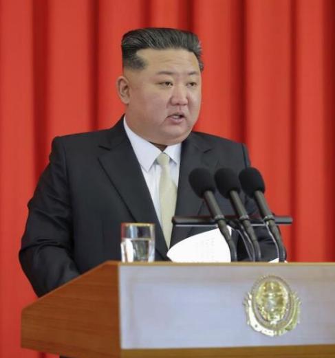 朝鲜建国77周年庆典刚过，平壤街头的红旗还没来得及收起，金正恩在纪念大会上的