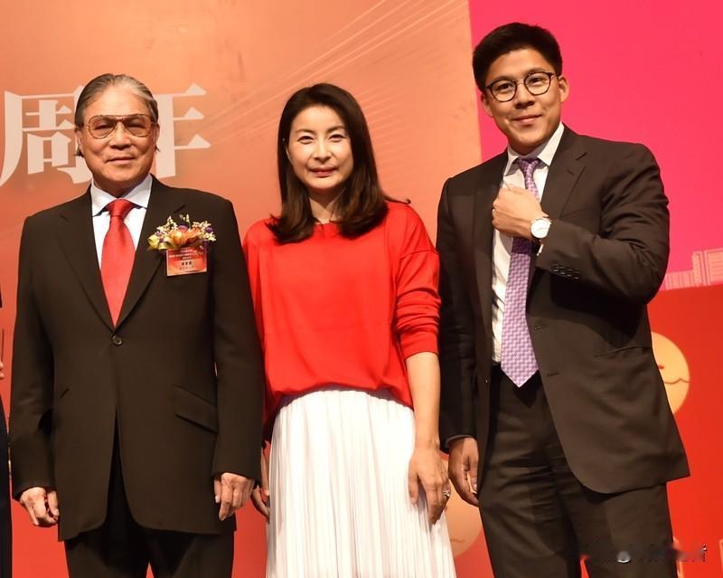 2月19日，霍启刚与郭晶晶的拜年视频温暖全网。制作马蹄糕时，霍启刚不经意提及结婚