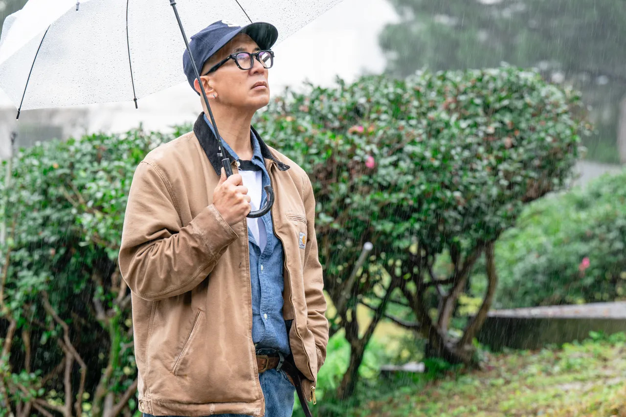 大S雕塑旁的碑文：「这是一座为熙媛而存在的宇宙。她的丈夫具俊曄以雕塑为她留下一条