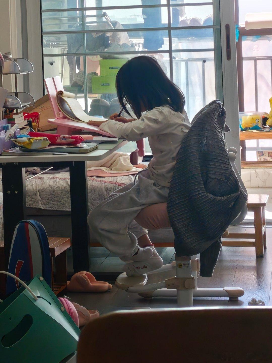 起来不吃不喝先写字我说能不能先吃饭，回我，不能！小孩姐现在强的可怕​