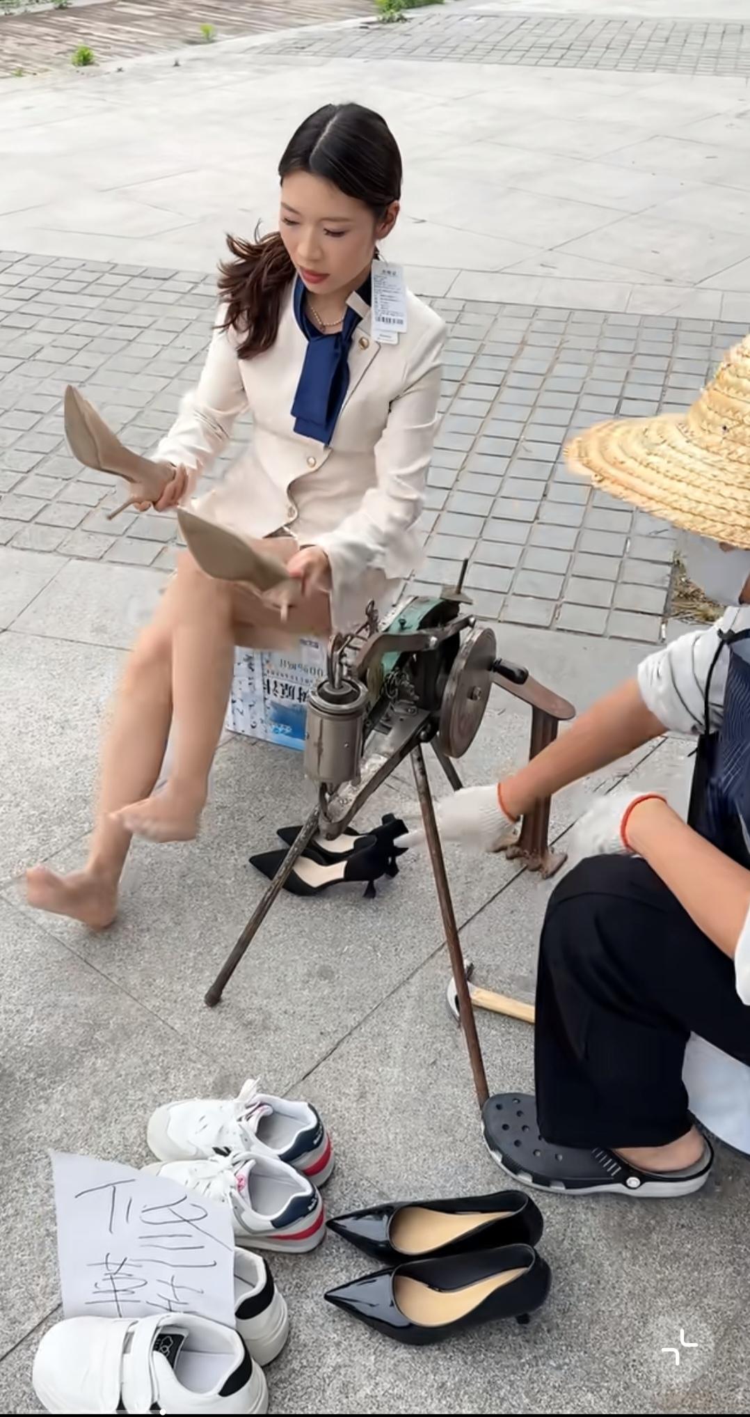 这么端庄职业的精致女人，亲自来修鞋，真是太接地气了。