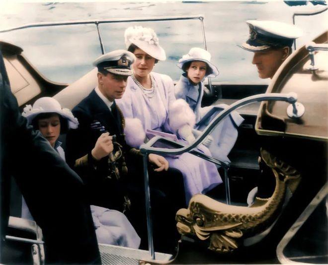 1939年，13岁的伊丽莎白公主跟随国王父亲视察海军学院，在游艇上，她看见了一个