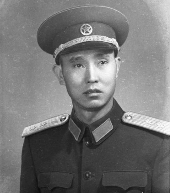 1947年，一名解放军师长，大腿根部受伤住院，这时，一19岁女护士来到他的病房，