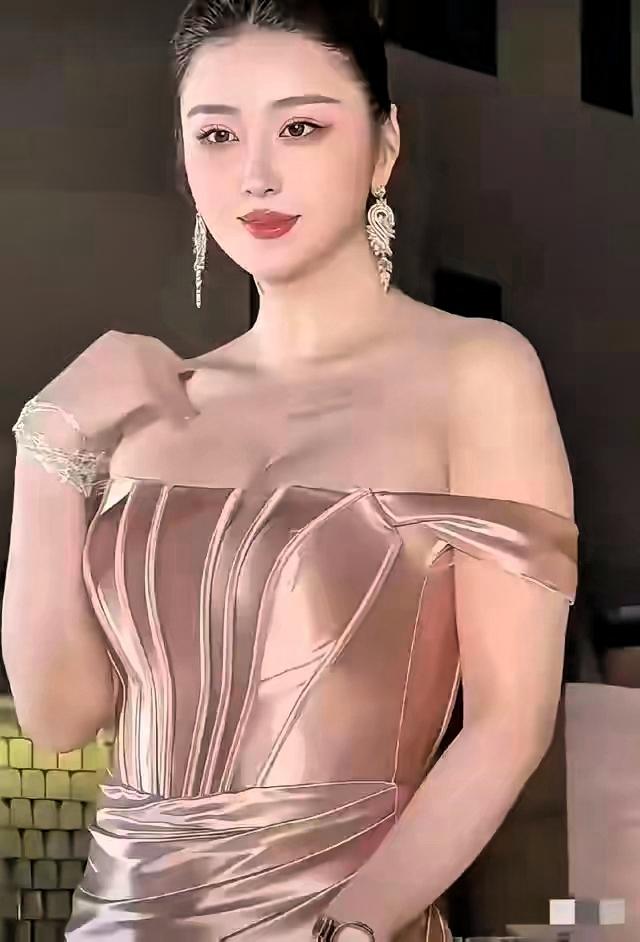 优雅晚宴穿搭指南：粉色丝缎礼服，闪耀夺目！