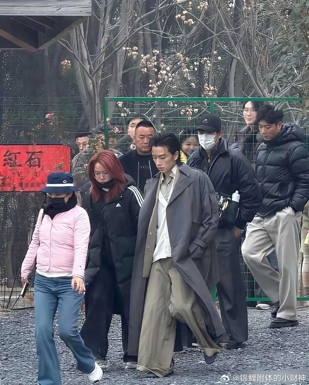 满大街的人都是穿这种大裤子，感觉审美都下降了。