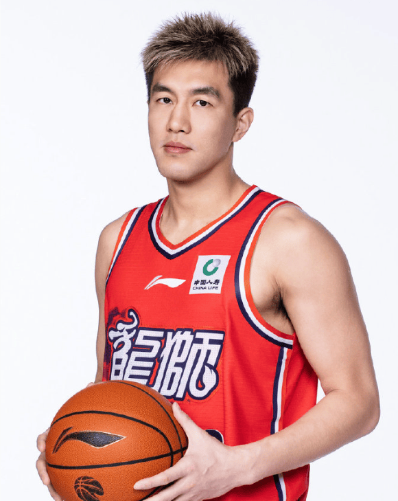 广州男篮分享新赛季球员定妆照图集: 琳琅满目的帅哥合辑